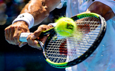 网球运动员发球瞬间特写