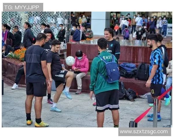 足球巨星现身街头 引发路人热议与疯狂合影热潮